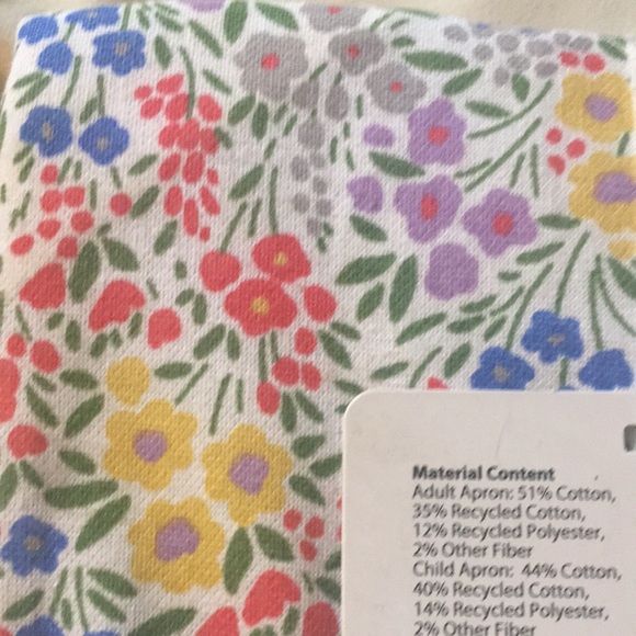 New 2 pc. Mommy & Me Apron Set Mom & Daughter - Picture 3 of 7